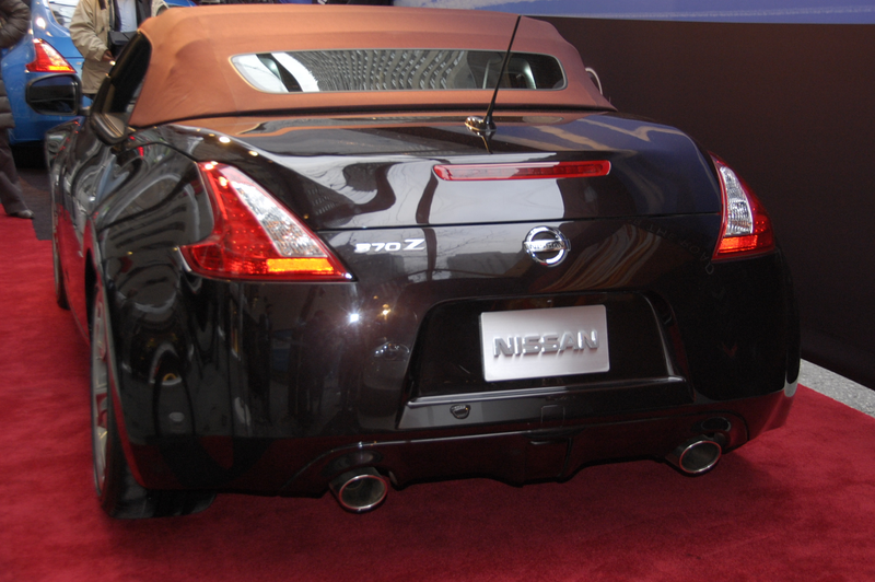 Illustration for article titled 2010 Nissan 370Z Roadster Drops Top Live In New York